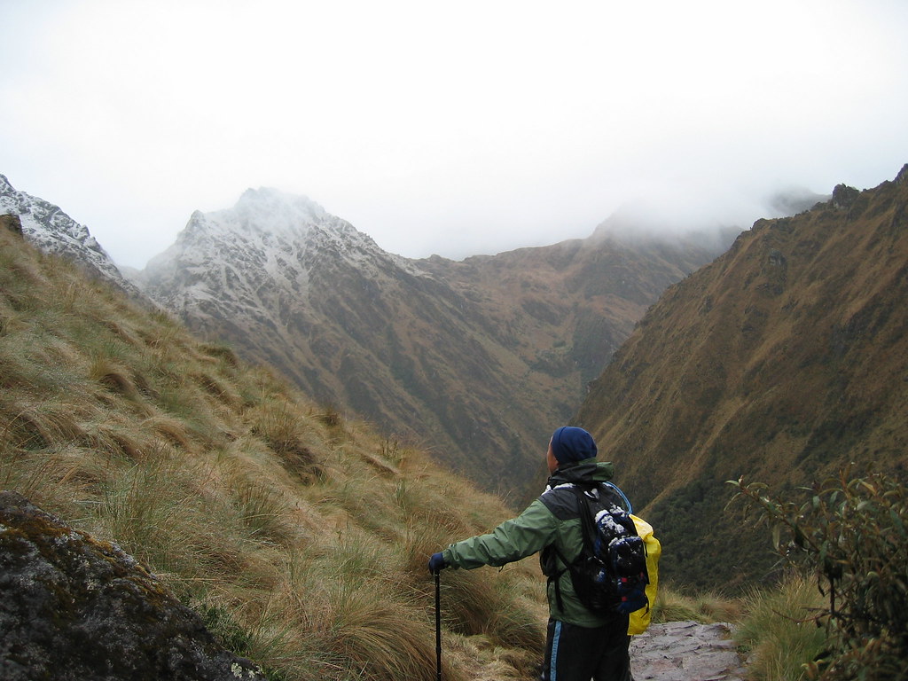 Caminante frente a las montañas del Camino Inca rumbo a Machu Picchu