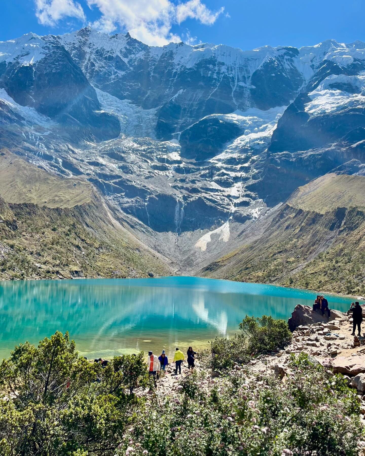 Laguna Humantay en el corazón de los Andes peruanos, mostrando sus aguas cristalinas y el paisaje montañoso circundante.