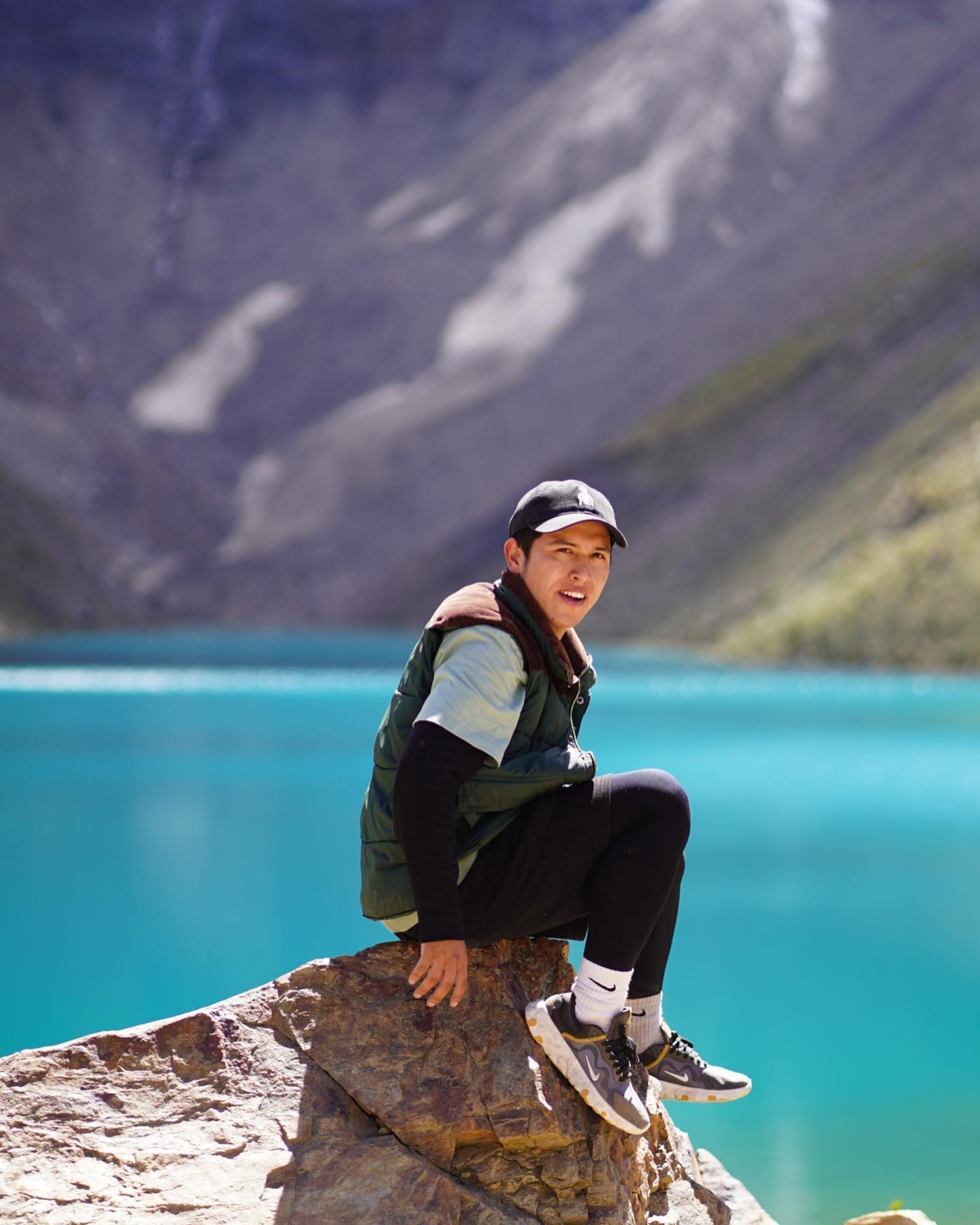 La Laguna Humantay, con su vibrante color azul y el entorno montañoso, crea un escenario natural de belleza indescriptible.