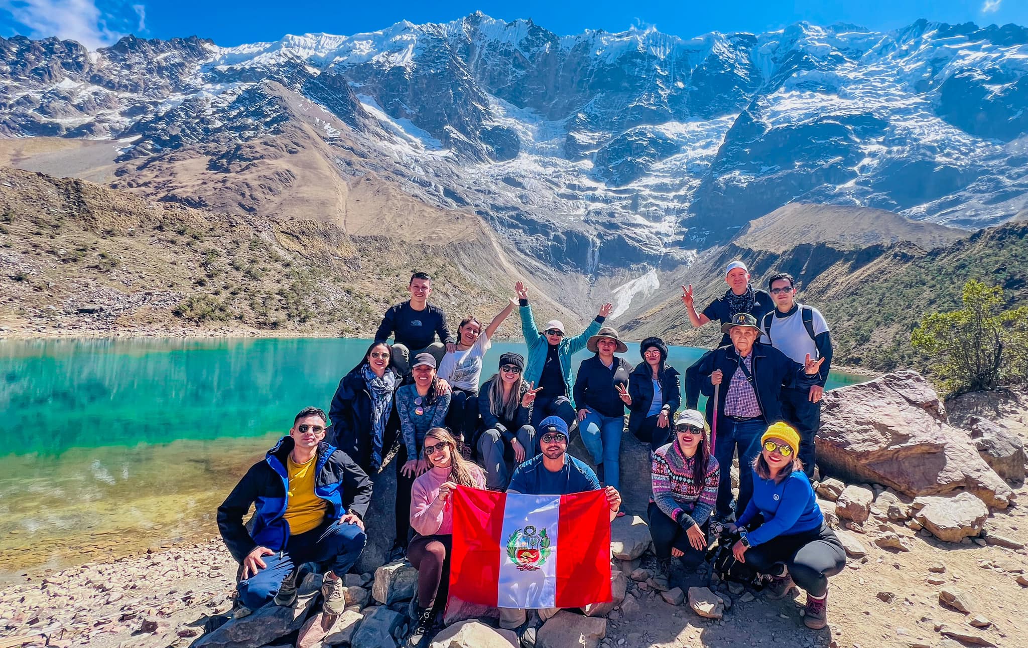 Primer plano de la Laguna Humantay, mostrando sus aguas turquesa y el impresionante paisaje montañoso de los Andes.